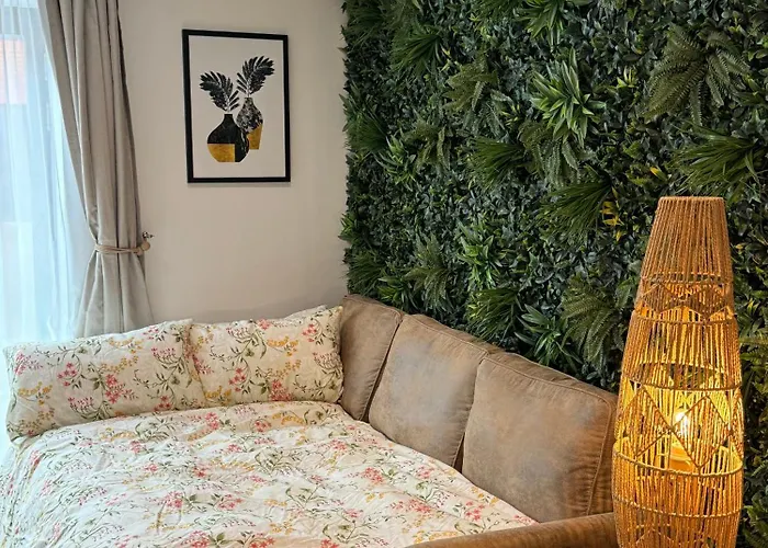 Velvet Leaf Retreat - 2 Bedrooms, 3 Beds, Ensuites, Park Views, Free Parking