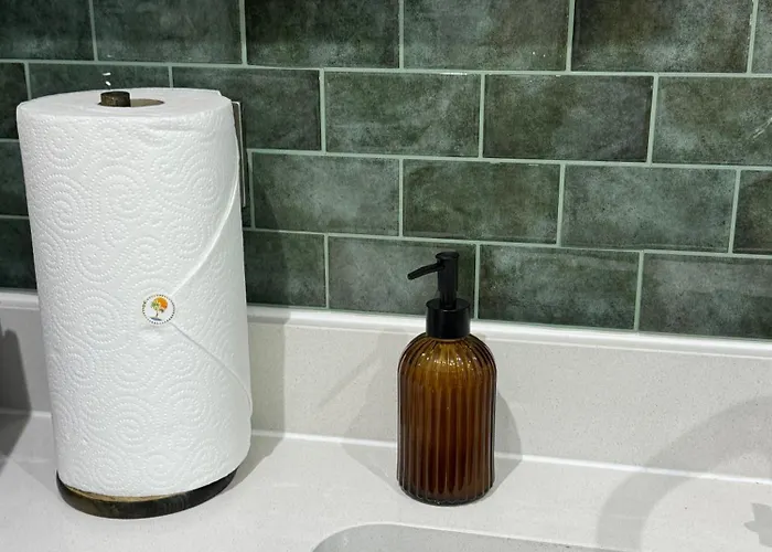 Velvet Leaf Retreat - 2 Bedrooms, 3 Beds, Ensuites, Park Views, Free Parking Апартаменти