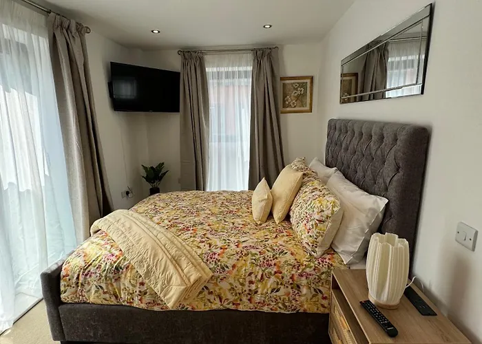 Velvet Leaf Retreat - 2 Bedrooms, 3 Beds, Ensuites, Park Views, Free Parking Апартаменти *