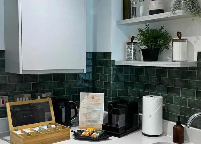 Velvet Leaf Retreat - 2 Bedrooms, 3 Beds, Ensuites, Park Views, Free Parking Апартаменти Лідс