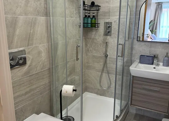 Апартаменти Velvet Leaf Retreat - 2 Bedrooms, 3 Beds, Ensuites, Park Views, Free Parking Лідс