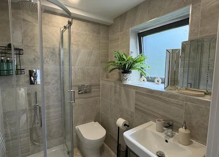 Velvet Leaf Retreat - 2 Bedrooms, 3 Beds, Ensuites, Park Views, Free Parking Лідс