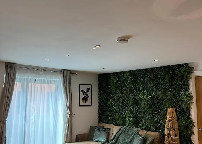 Velvet Leaf Retreat - 2 Bedrooms, 3 Beds, Ensuites, Park Views, Free Parking * Лідс