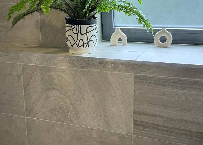 Velvet Leaf Retreat - 2 Bedrooms, 3 Beds, Ensuites, Park Views, Free Parking Апартаменти