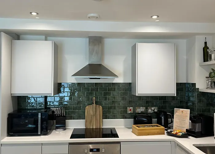 Апартаменти Velvet Leaf Retreat - 2 Bedrooms, 3 Beds, Ensuites, Park Views, Free Parking