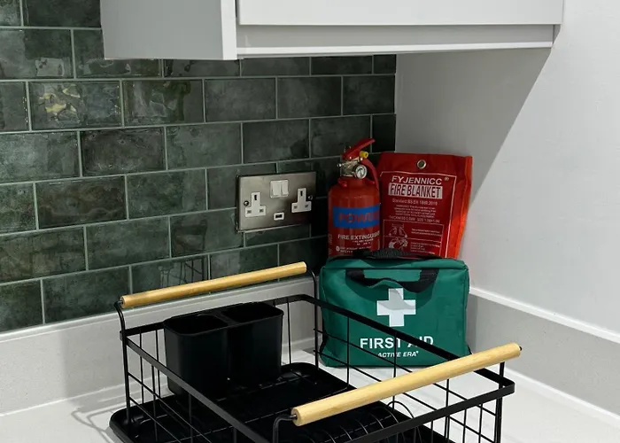 Апартаменти Velvet Leaf Retreat - 2 Bedrooms, 3 Beds, Ensuites, Park Views, Free Parking Лідс