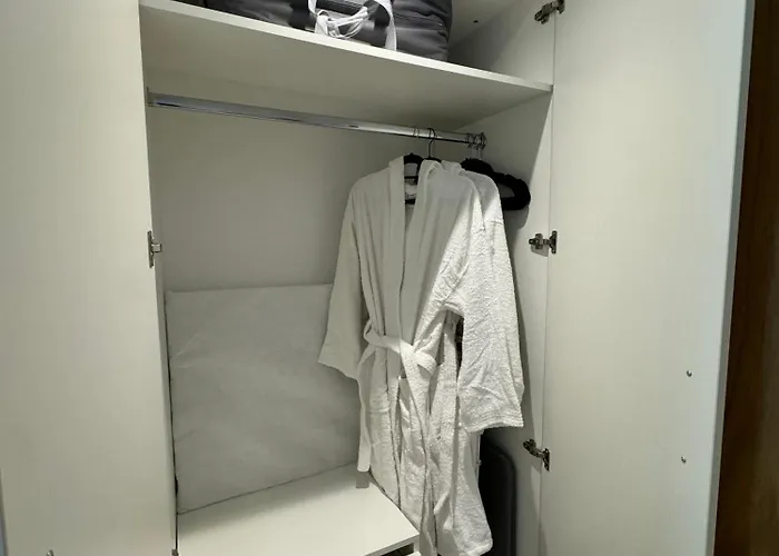 Velvet Leaf Retreat - 2 Bedrooms, 3 Beds, Ensuites, Park Views, Free Parking *