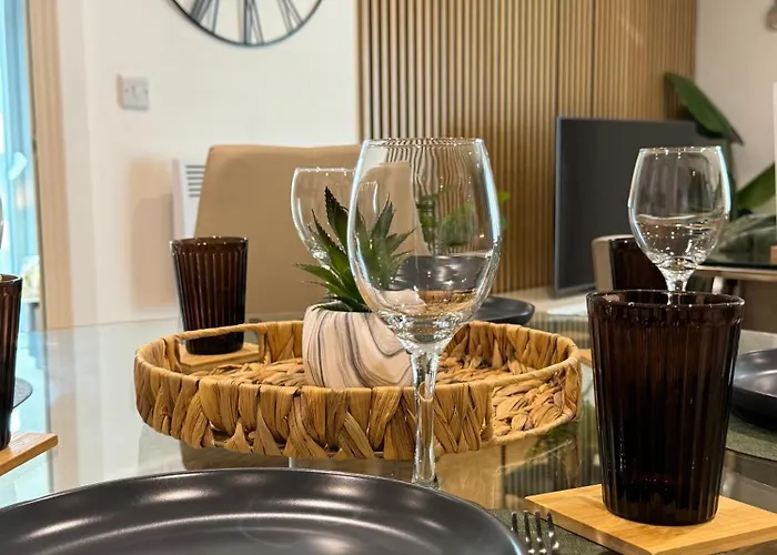 Velvet Leaf Retreat - 2 Bedrooms, 3 Beds, Ensuites, Park Views, Free Parking * Лідс