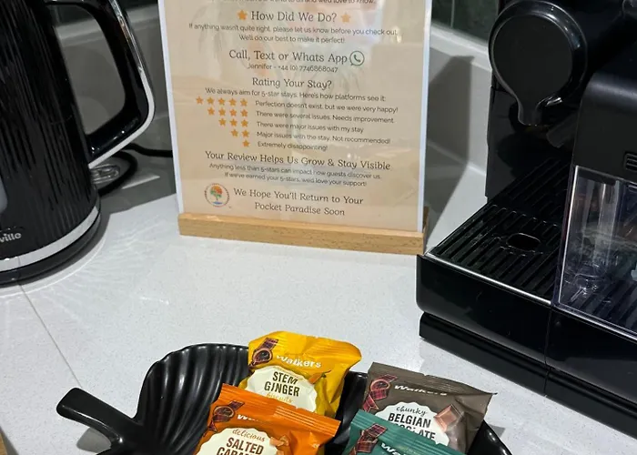 Velvet Leaf Retreat - 2 Bedrooms, 3 Beds, Ensuites, Park Views, Free Parking