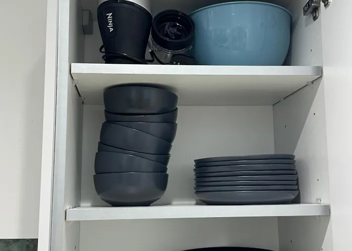 Апартаменти Velvet Leaf Retreat - 2 Bedrooms, 3 Beds, Ensuites, Park Views, Free Parking