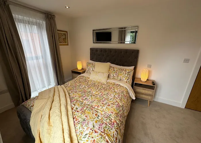 Апартаменти Velvet Leaf Retreat - 2 Bedrooms, 3 Beds, Ensuites, Park Views, Free Parking *