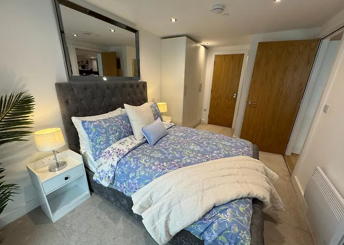 Velvet Leaf Retreat - 2 Bedrooms, 3 Beds, Ensuites, Park Views, Free Parking Апартаменти Лідс