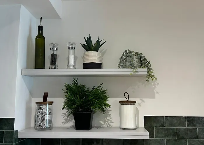 Апартаменти Velvet Leaf Retreat - 2 Bedrooms, 3 Beds, Ensuites, Park Views, Free Parking Лідс