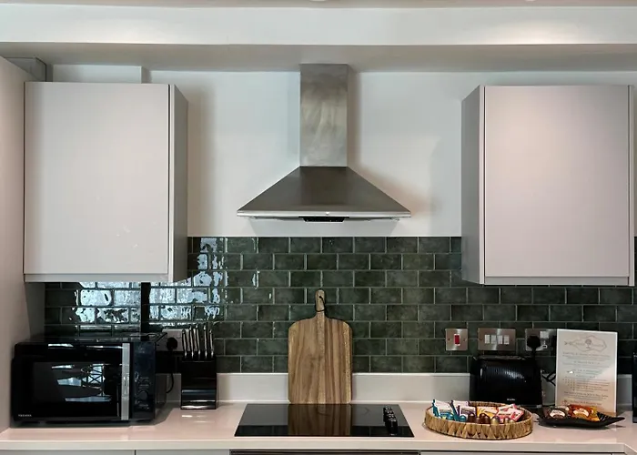 Velvet Leaf Retreat - 2 Bedrooms, 3 Beds, Ensuites, Park Views, Free Parking *