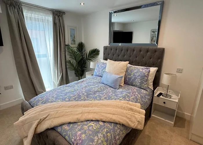 Velvet Leaf Retreat - 2 Bedrooms, 3 Beds, Ensuites, Park Views, Free Parking Лідс