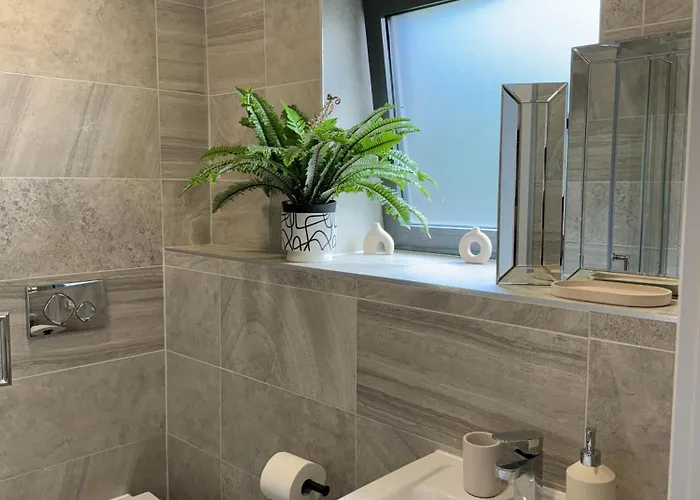 Апартаменти Velvet Leaf Retreat - 2 Bedrooms, 3 Beds, Ensuites, Park Views, Free Parking *