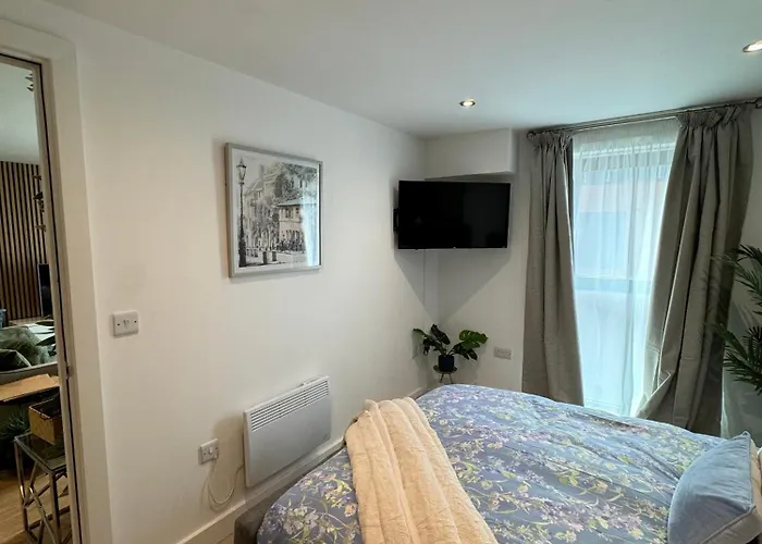 Velvet Leaf Retreat - 2 Bedrooms, 3 Beds, Ensuites, Park Views, Free Parking Апартаменти Лідс