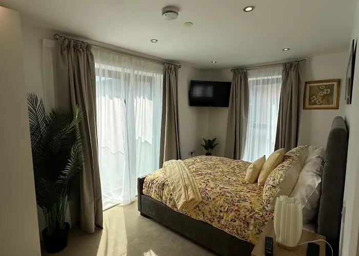 Апартаменти Velvet Leaf Retreat - 2 Bedrooms, 3 Beds, Ensuites, Park Views, Free Parking Лідс