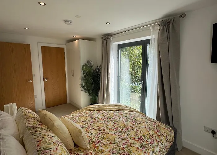 Velvet Leaf Retreat - 2 Bedrooms, 3 Beds, Ensuites, Park Views, Free Parking * Лідс