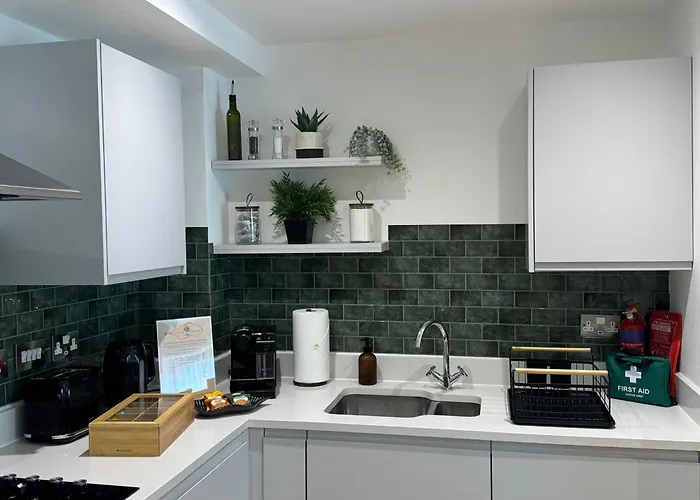 Velvet Leaf Retreat - 2 Bedrooms, 3 Beds, Ensuites, Park Views, Free Parking *