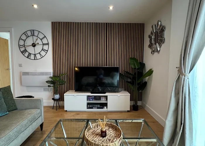 Velvet Leaf Retreat - 2 Bedrooms, 3 Beds, Ensuites, Park Views, Free Parking Апартаменти