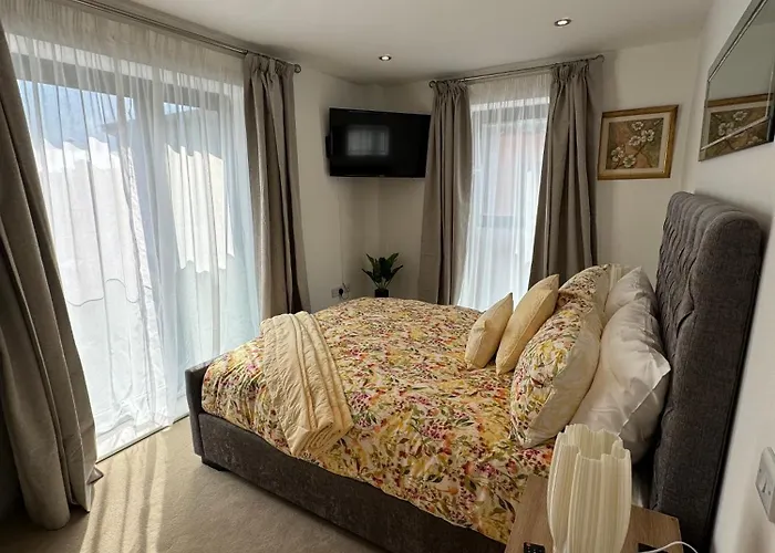 Velvet Leaf Retreat - 2 Bedrooms, 3 Beds, Ensuites, Park Views, Free Parking Апартаменти *