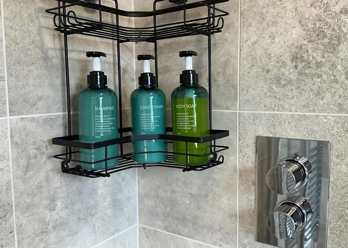 Апартаменти Velvet Leaf Retreat - 2 Bedrooms, 3 Beds, Ensuites, Park Views, Free Parking Лідс