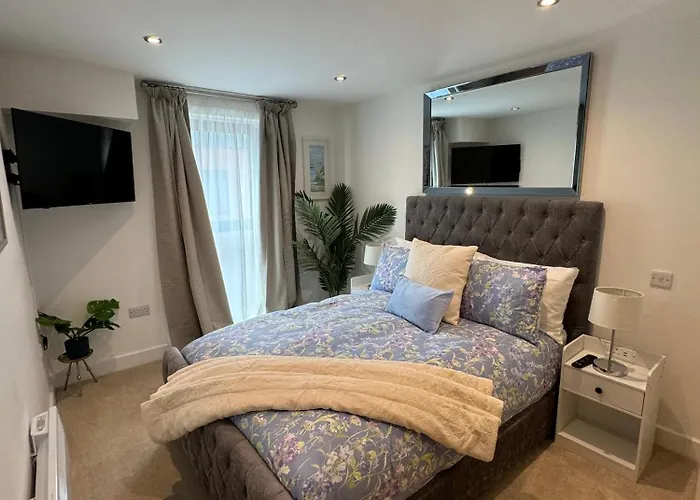 Velvet Leaf Retreat - 2 Bedrooms, 3 Beds, Ensuites, Park Views, Free Parking Апартаменти *