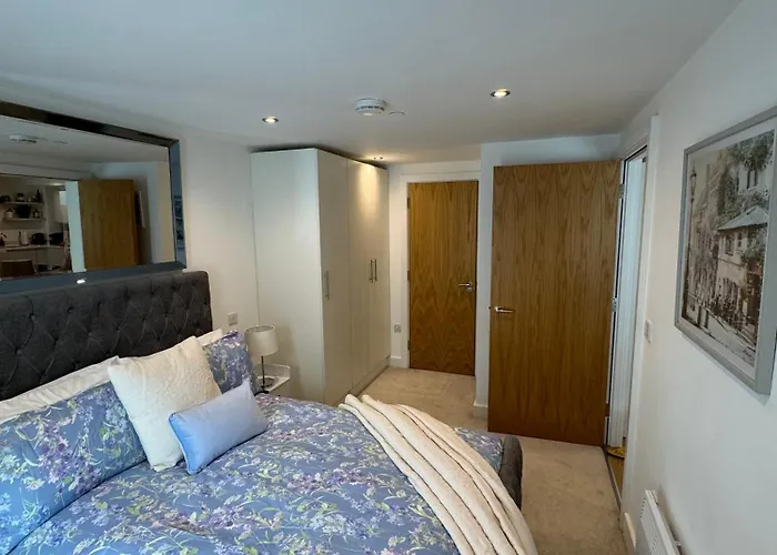 Velvet Leaf Retreat - 2 Bedrooms, 3 Beds, Ensuites, Park Views, Free Parking