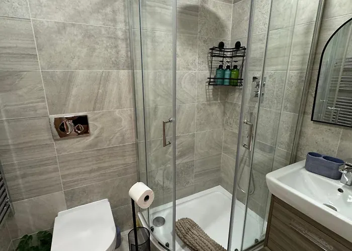 Апартаменти Velvet Leaf Retreat - 2 Bedrooms, 3 Beds, Ensuites, Park Views, Free Parking