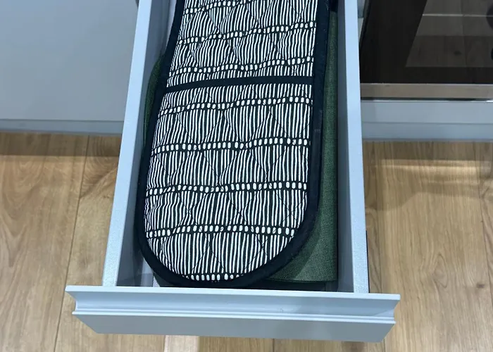 Velvet Leaf Retreat - 2 Bedrooms, 3 Beds, Ensuites, Park Views, Free Parking Апартаменти *