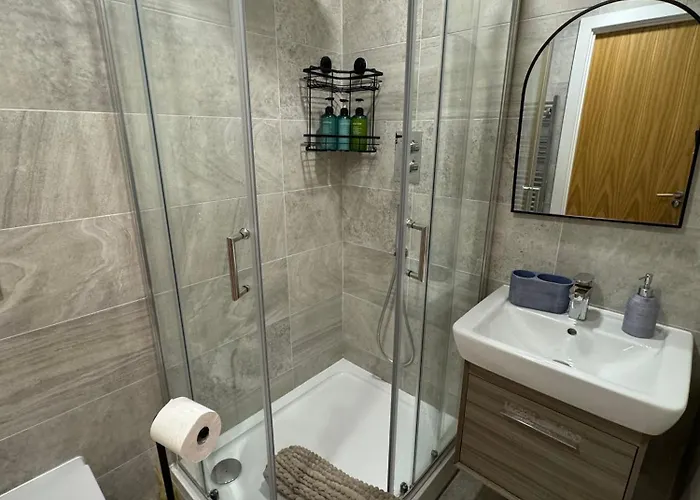 Velvet Leaf Retreat - 2 Bedrooms, 3 Beds, Ensuites, Park Views, Free Parking Апартаменти Лідс