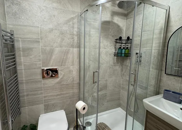 Velvet Leaf Retreat - 2 Bedrooms, 3 Beds, Ensuites, Park Views, Free Parking *