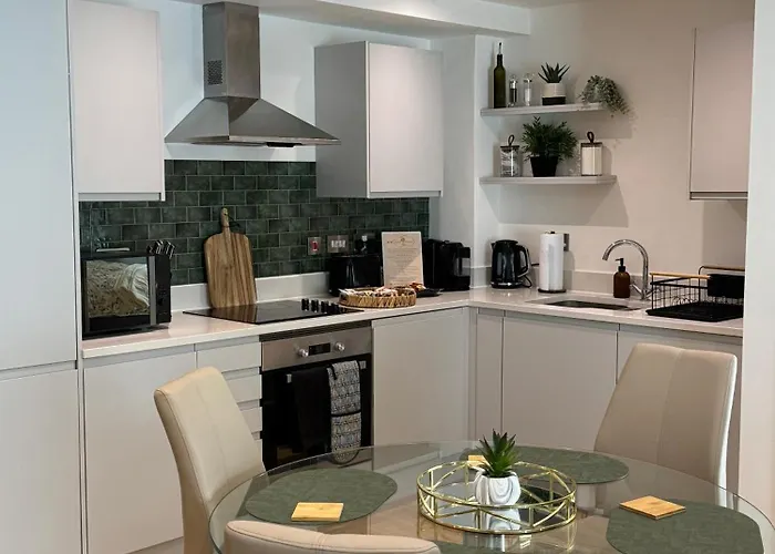 Velvet Leaf Retreat - 2 Bedrooms, 3 Beds, Ensuites, Park Views, Free Parking