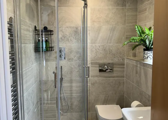 Velvet Leaf Retreat - 2 Bedrooms, 3 Beds, Ensuites, Park Views, Free Parking Апартаменти