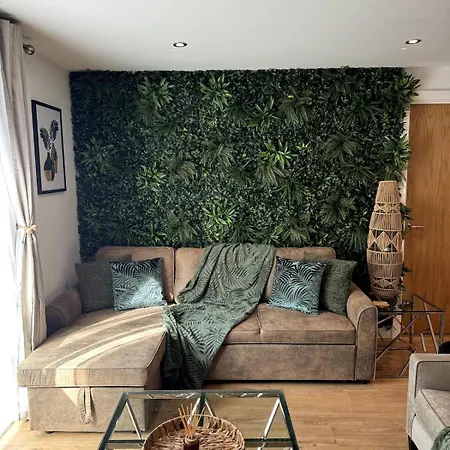 Apartman Velvet Leaf Retreat - 2 Bedrooms, 3 Beds, Ensuites, Park Views, Free Parking Leeds