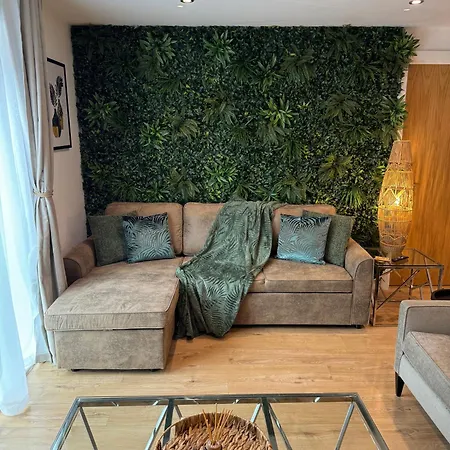 Apartman Velvet Leaf Retreat - 2 Bedrooms, 3 Beds, Ensuites, Park Views, Free Parking *