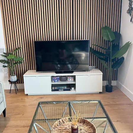 Apartman Velvet Leaf Retreat - 2 Bedrooms, 3 Beds, Ensuites, Park Views, Free Parking *