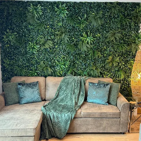 Apartman Velvet Leaf Retreat - 2 Bedrooms, 3 Beds, Ensuites, Park Views, Free Parking Leeds