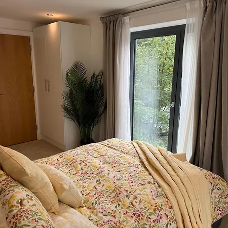 Velvet Leaf Retreat - 2 Bedrooms, 3 Beds, Ensuites, Park Views, Free Parking Apartman *