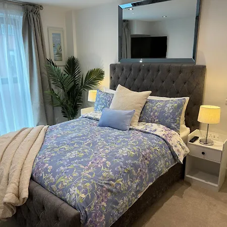 Velvet Leaf Retreat - 2 Bedrooms, 3 Beds, Ensuites, Park Views, Free Parking Apartman Leeds