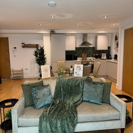 Velvet Leaf Retreat - 2 Bedrooms, 3 Beds, Ensuites, Park Views, Free Parking Apartman