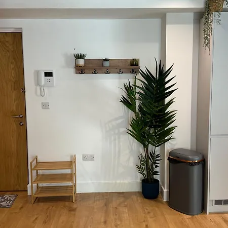 Apartman Velvet Leaf Retreat - 2 Bedrooms, 3 Beds, Ensuites, Park Views, Free Parking