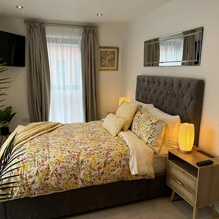 Apartman Velvet Leaf Retreat - 2 Bedrooms, 3 Beds, Ensuites, Park Views, Free Parking Leeds