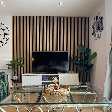 Velvet Leaf Retreat - 2 Bedrooms, 3 Beds, Ensuites, Park Views, Free Parking *