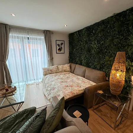 Velvet Leaf Retreat - 2 Bedrooms, 3 Beds, Ensuites, Park Views, Free Parking Leeds