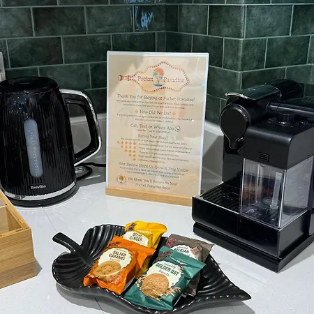 Velvet Leaf Retreat - 2 Bedrooms, 3 Beds, Ensuites, Park Views, Free Parking * Leeds