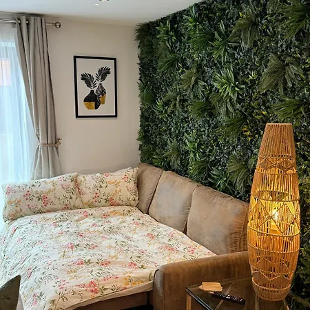 Velvet Leaf Retreat - 2 Bedrooms, 3 Beds, Ensuites, Park Views, Free Parking