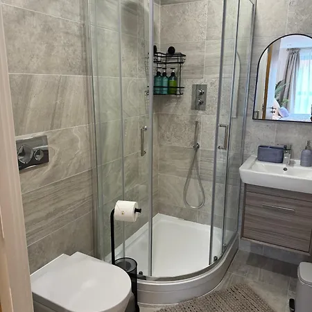 Apartman Velvet Leaf Retreat - 2 Bedrooms, 3 Beds, Ensuites, Park Views, Free Parking Leeds