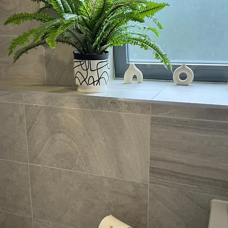 Velvet Leaf Retreat - 2 Bedrooms, 3 Beds, Ensuites, Park Views, Free Parking Apartman